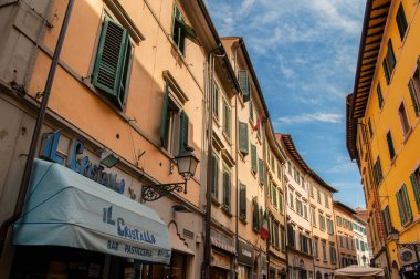 İtalya, Pisa - 20 Temmuz 2013: Pisa 'da retro işareti olan sokak parçası
