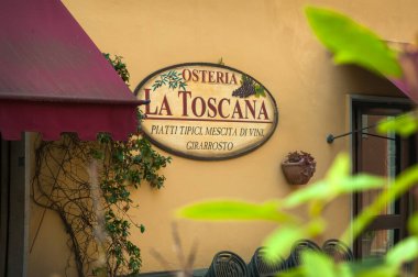 İtalya, Pisa - 20 Temmuz 2013: İtalya 'nın Pisa şehrinde Osteria La Toscana' da retro tabelalı sokak cephesi