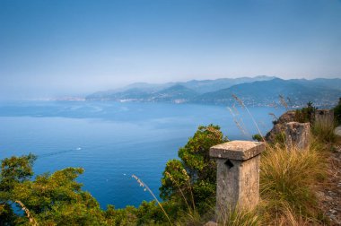 Ligurian Denizi 'ndeki Cape Portofino' nun Cenova Körfezi 'nin doğu kıyısında yer alan Golfo-Paradiso Körfezi' nin Punta Chiappa 'dan güzel bir doğal manzara. Portofino Doğal Baba 'dan Akdeniz kıyısı