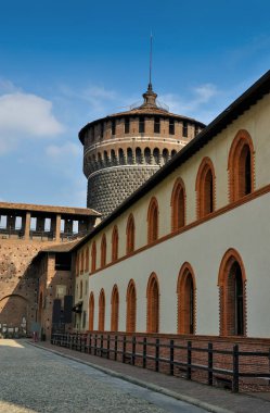 Sforza Kalesi 'nin 15. yüzyılda Milan Dükü Francesco Sforza tarafından yapılan kule ve tahkimat duvarları.