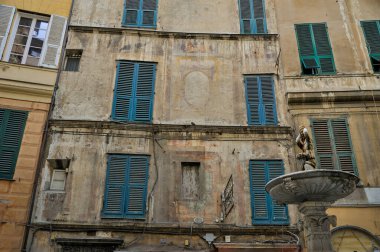 Ortaçağ şehri Cenova, Liguria, İtalya 'nın ön cephesi ve pencereleri.