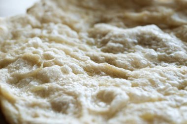 Napoli fırınından pizza, yüksek miktarda hamur suyu, uzun mayalanma.