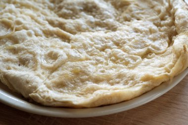 Napoli fırınından pizza kabuğu, hamur yüksek su kaybı, uzun mayalanma.
