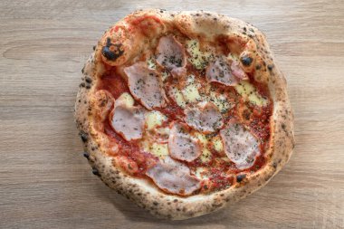 Jambonlu pizza, mayalanmış hamur, Napoli fırınından fırınlanmış ekmek kırıntıları, yakın çekim.