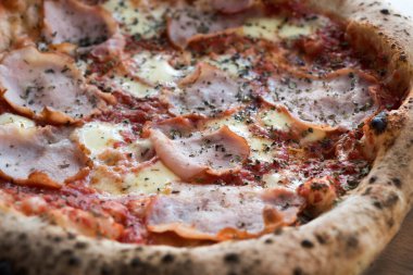 Yakın plan pizza, fırında jambon, mayalanmış hamur, Napoli 'de ahşap fırın, el işi.
