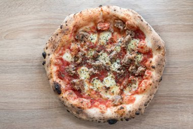 Pizza, mayalanmış hamur hamuru, Napoli fırını, ahşap masa manzarası.