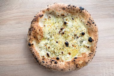 Peynirli İtalyan pizzası. Tahta arka planda dört peynirli pizza..