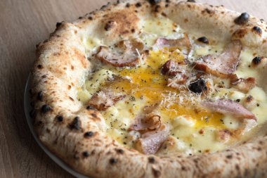 Pastırmalı ve yumurtalı pizza, mayalanmış hamur kabukları yakın plan, Napoli fırını.