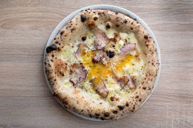 Pastırmalı ve yumurtalı pizza, Napoli ahşap fırınından mayalanmış hamur hamuru, fırın, el işi, yakın çekim üst görüş.