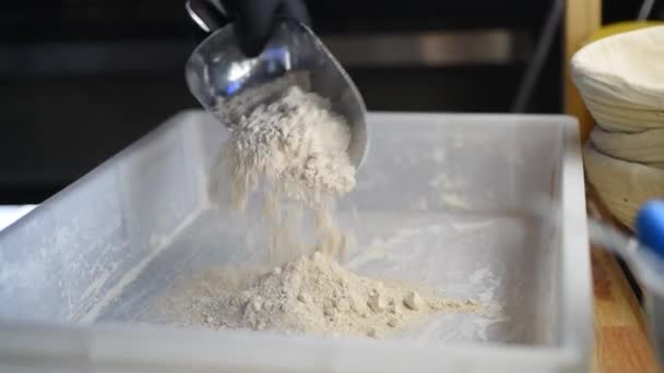 面粉倒入一个盛有披萨面团的容器中 — 图库视频影像