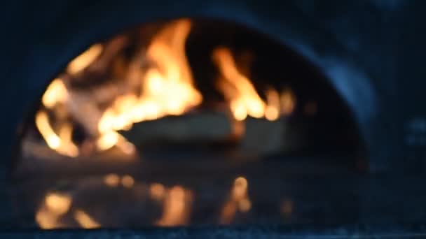 Close Detail Van Brandend Hout Een Klassieke Oven Italiaanse Pizza — Stockvideo