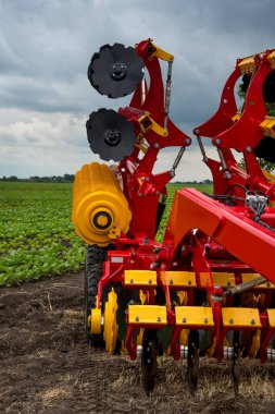 harrow-Cultivator bir tarla yakınına taşınmak için katlanır, tarım teknolojileri