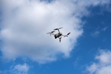 İHA gökyüzünden resim çeker, insansız hava aracı keşif aracı, mavi gökyüzü arka planında