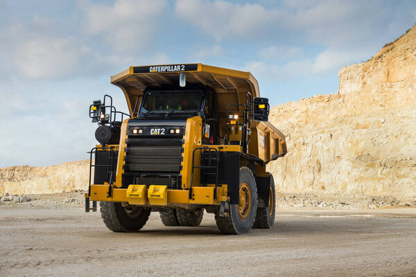 Тернопольская область, Украина - 30 сентября 2021 года - Большой карьерный самосвал. Большой жёлтый карьер. карьерный самосвал, карьерное оборудование для транспортировки камня из карьера