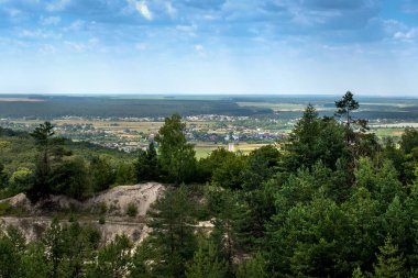 Kumlu tepeler ve Kremene 'nin güzel manzarası? Uzakta bir bölge, ormanın kenarında kumlu topraklar.