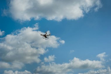 quadcopter mavi gökyüzü bulutlu kamera ile