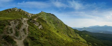 Turist rotası, Marmarskyi Pip İvan dağındaki gözlemevine giden yol, Kara Dağ siluetleri, Karpatlar, Ukrayna.