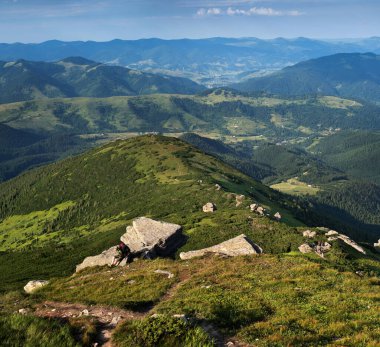 Karadağ, Karpat Dağları, Karpatlar, Karpatlar ve Ukrayna 'da yol üzerindeki taşlar