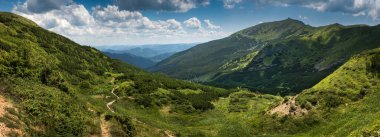 Karpatlar, Ukrayna 'daki Chornohirsky tepesinin panoramik görüntüsü.