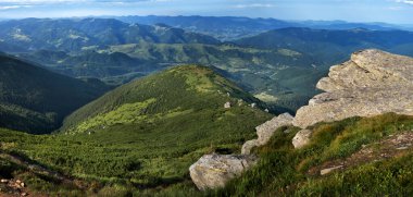 Chornohora, Range, Ridge, Vukhaty Kamin, Eared Stone, Carpathian Dağları, Ukrayna çevresindeki kayalardan oluşan bir panorama.