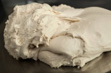 porsiyonlara ayrılmadan önce ev yapımı ekmek veya pizza için yoğurulmuş hamur