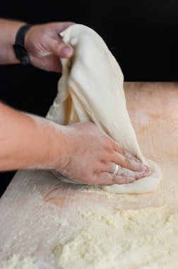 Ahşap masa üzerinde pizza hamur olarak hazırlama eller yakın çekim