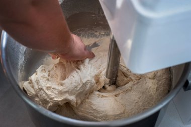 Karıştırma kabındaki hamurun tutarlılığı için hamur testi