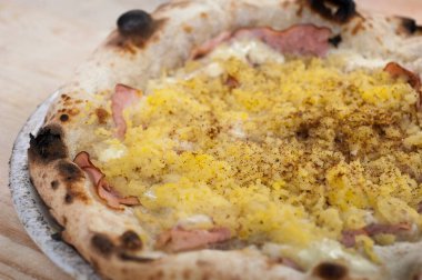 Beşamel soslu Napoli Gateau pizzası, patates, jambon, mortadella, mozzarella, hindistan cevizi, parmesan.