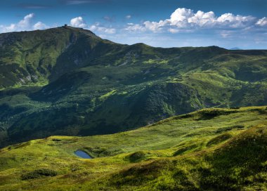 Gözlemevi silüeti, dağlık yüksekliği ve yüksek dağ gölü, Chornohirsky tepesi, Karpatlar, Ukrayna