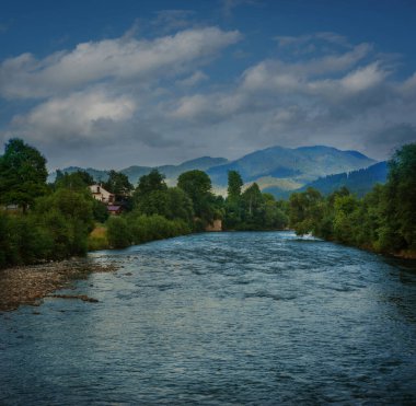 Ukrayna Karpatları, dağları ve Kara Çerçeve Nehri 'nde bir nehri olan pitoresk bir manzara.