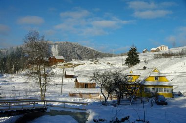 Gün batımı deniz manzarası, bulutlar arasından güneş ışığı, deniz batımı.