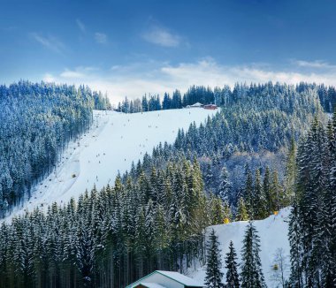Gün batımı deniz manzarası, bulutlar arasından güneş ışığı, deniz batımı.