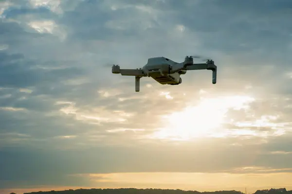 Gün batımında ya da gün doğumunda havada küçük bir dron, gökyüzünden bölgeleri keşfeder.