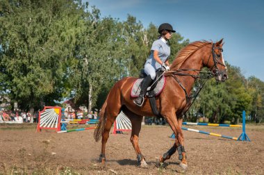 Yagilnytsia, Ukrayna 'da binicilik yarışması. Bir gösteri sırasında kestane ata binen genç bir binici.
