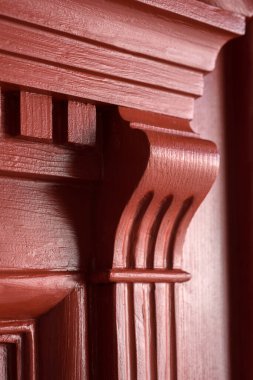 Bir giriş elementinin yakın çekimi, restorasyondan sonra yüz yıllık antika bir kapı, kabartmalı odun ve oyma şekilli doğal ahşaptan yapılmış bir kapı.