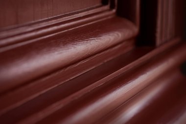 Yüz yıllık bir giriş kapısının dokusu ve şekli yakın plan. Doğal ahşap kapı kabartmalı odalar ve restorasyondan sonra oymalar.