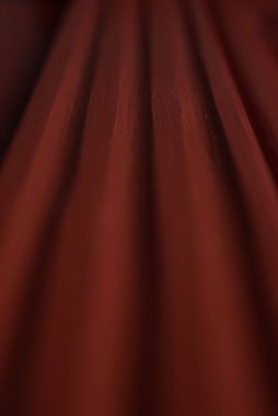 Okunmuş ahşap odunluğun yakın çekimi, restorasyondan sonra yüz yıllık antik ön kapının dekorasyonu.