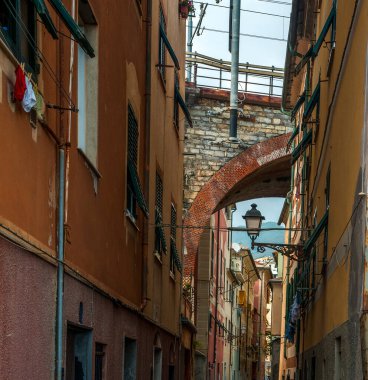 Nerva, Liguria, Ceneviz, İtalya, Avrupa 'da dar bir sokakta fenerli ve pencereli resimler.