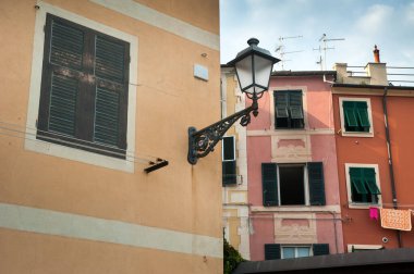 Nervi, Liguria, Cenova, İtalya, Avrupa sokaklarında fener ve pencereli renkli evler