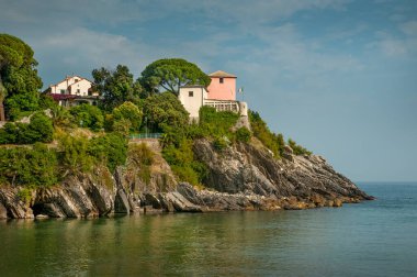Akdeniz kıyıları, kayalık kıyılar, yeşillikler, sedir ağaçları, lüks villalar, Recco, Liguria, İtalya kıyı şeridi manzarası