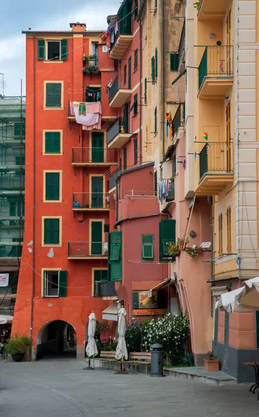 Camogli 'deki evlerin parlak cepheleri tipik bir İtalyan sahil kasabasının atmosferini oluşturuyor. Balkonlardaki ve dar sokaklardaki çamaşırlar renk ve özgünlük katıyor. Liguria, İtalya.