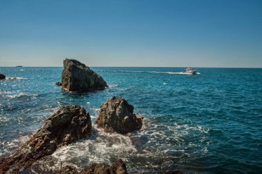 Taşlar ve turkuaz sular, Manarola yakınlarındaki Akdeniz teknesi, Cinque Terre, İtalya