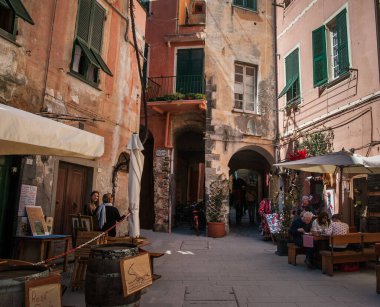 6 Nisan 2015 - Monterosso, Cinque Terre, Liguria, İtalya - otantik Akdeniz tarzında, cafcaflı dekoratif unsurları olan pitoresk bir cadde. Fotoğraf bir Ligurian kasabasının rengini taşıyor.