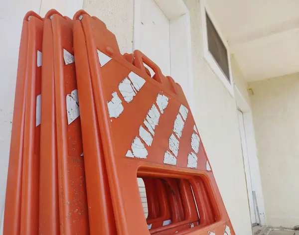 Turuncu renkli plastik trafik dikkat uyarı levhası