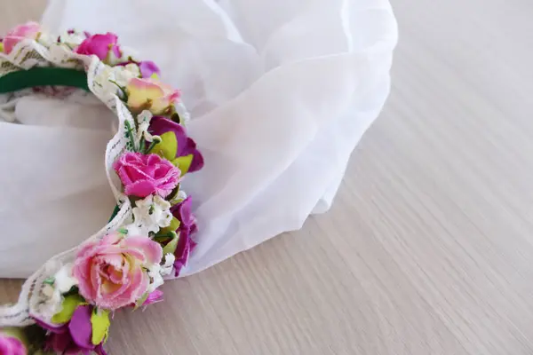 Beyaz mendil ve Anneler Günü için çiçek desenli yatay arka plan, Uluslararası Kadınlar Günü ya da düğün davetiyesi kartı. Pembe çiçek tacıyla gelin duvağı.