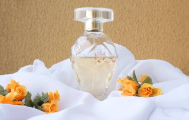 Beyaz kumaş üzerinde kadın parfümü. Eau de Parfum.