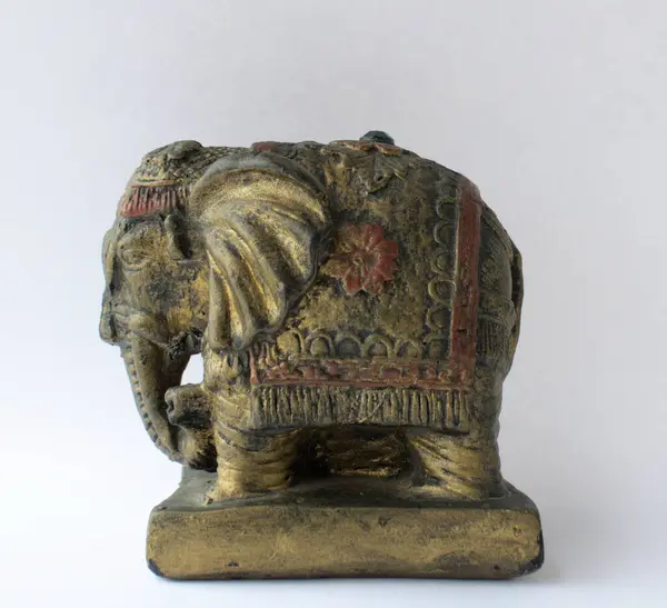 Eski Hint fil heykeli figürü beyaz arka plan kare şeklinde izole edilmiş ev dekoru