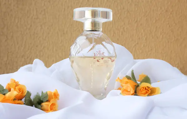 Beyaz kumaş üzerinde kadın parfümü. Eau de Parfum.