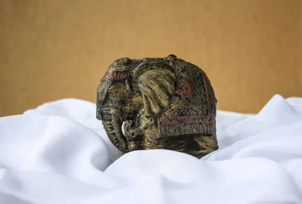 Beyaz kumaş üzerinde antik Hint fil heykeli