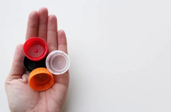 Sol tarafta plastik şişe kapakları ve kopyası için yer var.